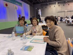大会風景　左から中村女性部会長、伊藤女性部会幹事、中西女性部会幹事