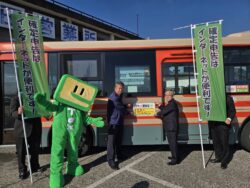 小宮千葉南間税会長より段木小湊バス株式会社塩田営業所長へスマホde確定申告マグネットシート授与