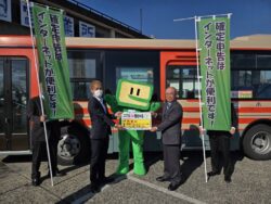 池田千葉南納税貯蓄組合連合会長より小湊バス株式会社バス運転手へスマホde確定申告マグネットシート授与