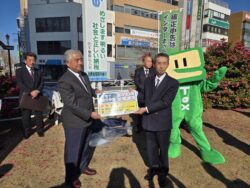 岡田一般社団法人千葉南青色申告会長より根本千葉県タクシー協会市原支部副支部長へ確定申告PRマグネット授与