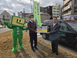 岡田一般社団法人千葉南青色申告会会長より千葉県タクシー協会千葉支部豊田乗務員へ確定申告PRマグネット授与