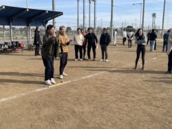 プレー中の藤本（一社）千葉南法人会青年部会員と八木（一社）千葉南法人会青年部会員