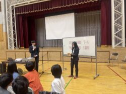 説明中の村田千葉南税務署法人課税第一部門調査官（写真左）、安藤千葉南税務署法人課税第一部門審理担当官（写真右）