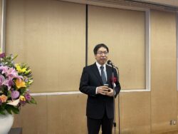 会員交流会乾杯ご発声中の臼井千葉南税務署副署長