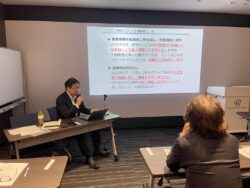 第１部税務研修会で説明中の臼井千葉南税務署副署長
