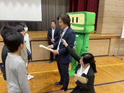 税金クイズ表彰式風景