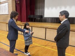 租税教室謝辞中の千葉市立あすみが丘小学校児童代表