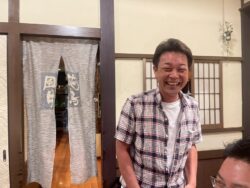挨拶中の新入青年部会員　株式会社　木心　水上　様