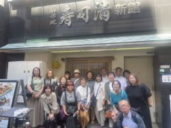 築地　寿司清新館前にて記念撮影