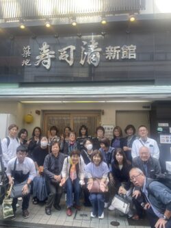 築地　寿司清新館前にて記念撮影