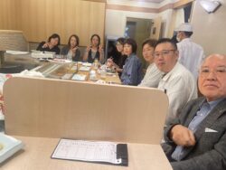築地　寿司清新館前にて記念撮影