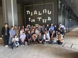 劇団四季劇場近くにて記念撮影