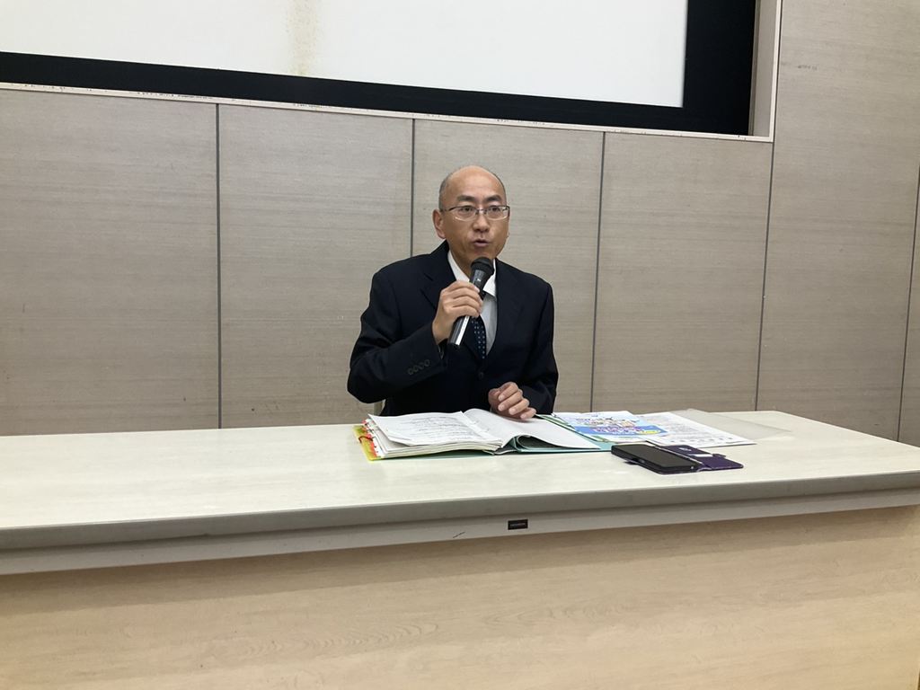 年末調整のしかたを説明中の井上千葉南税務署法人課税第一部門上席調査官 年末調整のしかたを説明中の井上千葉南税務署法人課税第一部門上席調査官