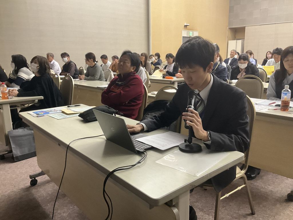 給与支払い報告書作成について説明中の薩摩市原市役所市民税課主事 給与支払い報告書作成について説明中の薩摩市原市役所市民税課主事