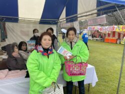 税を考える週間PR活動中の伊藤一般社団法人千葉南法人会女性部会副部会長（写真左）と中西一般社団法人千葉南法人会女性部会副部会長（写真右）