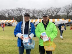 税を考える週間PR活動中の柳田千葉南税務署長（写真左）と寄主一般社団法人千葉南法人会長（写真右）