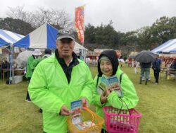 税を考える週間PR活動中の寄主一般社団法人千葉南法人会長（写真右左）と鈴木一般社団法人千葉南法人会女性部会長（写真右）