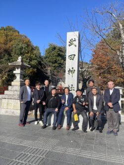 武田神社にて記念撮影