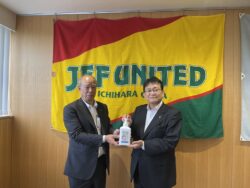 寄主一般社団法人千葉南法人会長より神谷千葉市長へ小学校支援品贈呈