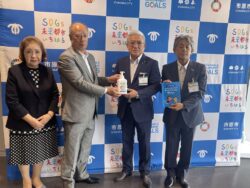 寄主 一般社団法人千葉南法人会長より小出市原市長へ小学校支援品贈呈