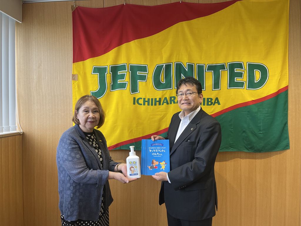 鈴木一般社団法人千葉南法人会女性部会長より神谷千葉市長へ小学校支援品贈呈 鈴木一般社団法人千葉南法人会女性部会長より神谷千葉市長へ小学校支援品贈呈