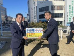 柳田千葉南税務署長より菊岡千葉県タクシー協会市原支部長へ確定申告PRマグネット授与（ＪＲ五井駅西口ロータリーにて）