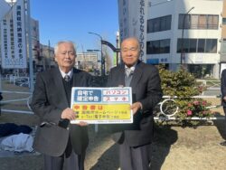 小川一般社団法人千葉南法人会副会長より白鳥千葉県タクシー協会市原支部副支部長へ確定申告PRマグネット授与（ＪＲ五井駅西口ロータリーにて）