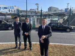 青色申告会を代表して岡田一般社団法人千葉南青色申告会長挨拶（１月１３日ＪＲ蘇我駅西口ロータリーにて）