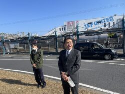 税務署を代表して柳田千葉南税務署長挨拶（１月１３日ＪＲ蘇我駅西口ロータリーにて）