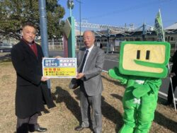 寄主 一般社団法人千葉南法人会長より千葉県タクシー協会千葉支部安西社長へ確定申告PRマグネット授与（１月１３日ＪＲ蘇我駅西口ロータリーにて）