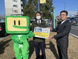 柳田千葉南税務署長より千葉県タクシー協会千葉支部豊田乗務員へ確定申告PRマグネット授与（１月１３日ＪＲ蘇我駅西口ロータリーにて）