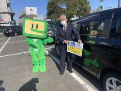 走る確定申告PR広告塔出発式風景（１月１３日ＪＲ蘇我駅西口ロータリーにて）