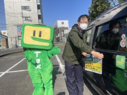 走る確定申告PR広告塔出発式風景（１月１３日ＪＲ蘇我駅西口ロータリーにて）