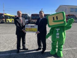 寄主一般社団法人千葉南法人会長より深山小湊鐵道株式会社バス部長へスマホde確定申告マグネットシート授与