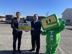 柳田千葉南税務署長より野中小湊鐵道株式会社塩田営業所所長代理へスマホde 確定申告マグネットシート授与