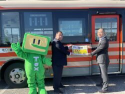 能見千葉県税理士会千葉南支部長及び深山小湊鐵道株式会社バス部長によりスマホde 確定申告マグネットシート装着