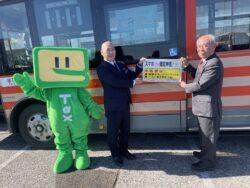池田千葉南税務署管内納税貯蓄組合長及び野元小湊鐵道株式会社塩田営業所副所長によりスマホde 確定申告マグネットシート装着
