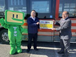 高石千葉南小売酒販組合理事長及び野中小湊鐵道株式会社塩田営業所所長代理によりスマホde 確定申告マグネットシート装着