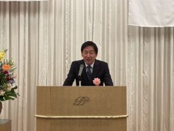 講演中の岡部クリニック院長岡部　正　氏