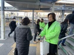 一般社団法人千葉南法人会青年部会確定申告街頭ＰＲ活動風景（２月５日ＪＲ蘇我駅にて)