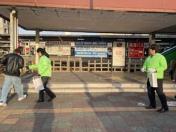 一般社団法人千葉南法人会青年部会確定申告街頭ＰＲ活動風景（２月６日ＪＲ五井駅にて)