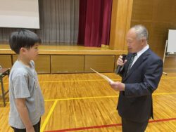 一般社団法人千葉南法人会より千葉市立金沢小学校へ青少年育成図書寄贈中の野中一般社団法人千葉南法人会副会長