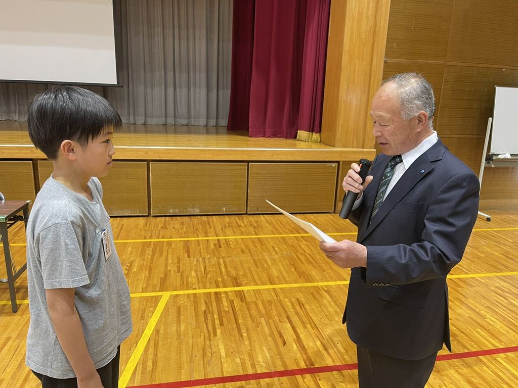 一般社団法人千葉南法人会より千葉市立金沢小学校へ青少年育成図書寄贈中の野中一般社団法人千葉南法人会副会長 一般社団法人千葉南法人会より千葉市立金沢小学校へ青少年育成図書寄贈中の野中一般社団法人千葉南法人会副会長