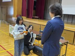 千葉市立金沢小学校を代表して謝辞中の児童