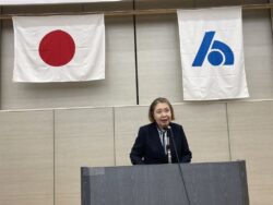 功労者表彰式開会を宣し中の鈴木一般社団法人千葉南法人会副会長