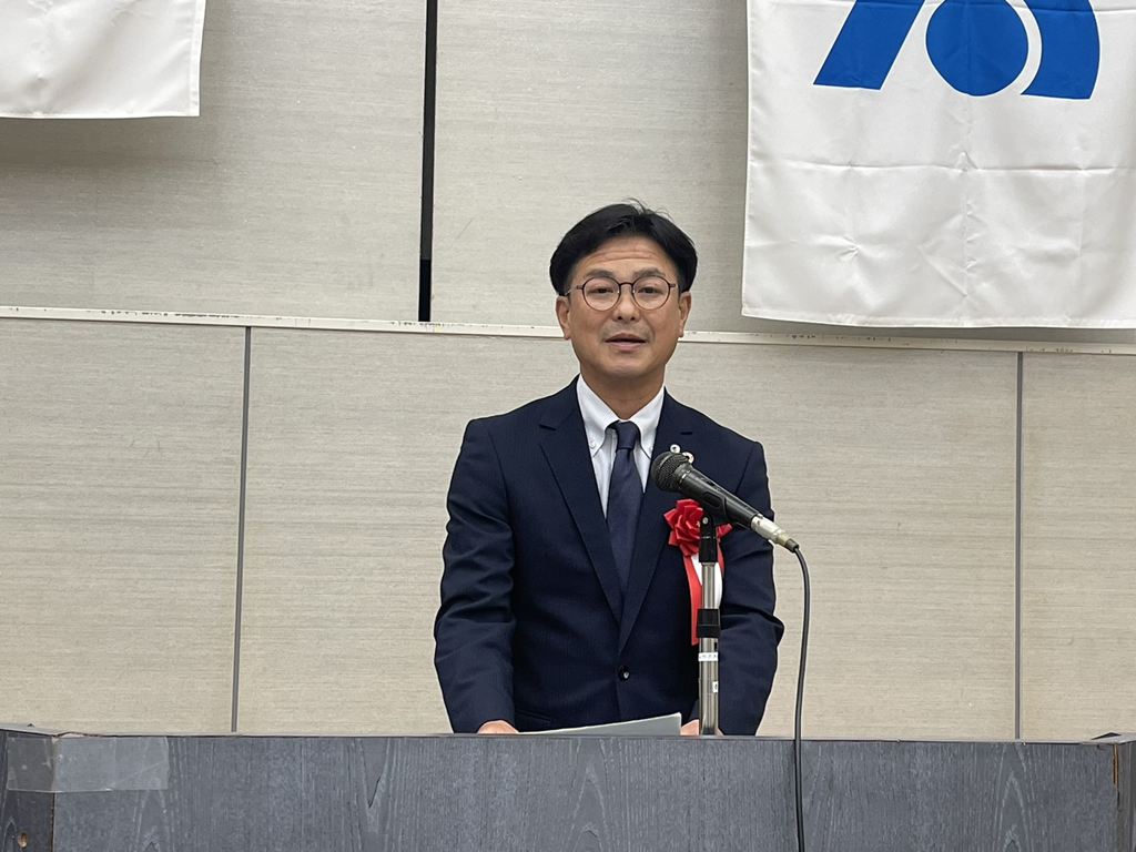 祝辞中の秋葉市原市財政部長 祝辞中の秋葉市原市財政部長