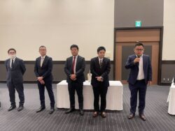 挨拶中の新入部会員の皆様