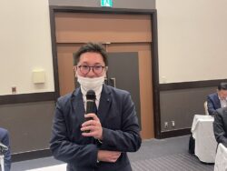 就任挨拶中の千﨑副運営専務