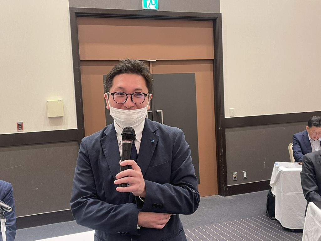 就任挨拶中の千﨑副運営専務 就任挨拶中の千﨑副運営専務