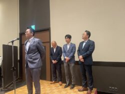挨拶中の新入部会員の皆様